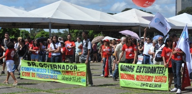 Professores da rede pública do Distrito Federal decidiram manter a greve em assembleia realizada hoje (10) - Antônio Cruz/ABr
