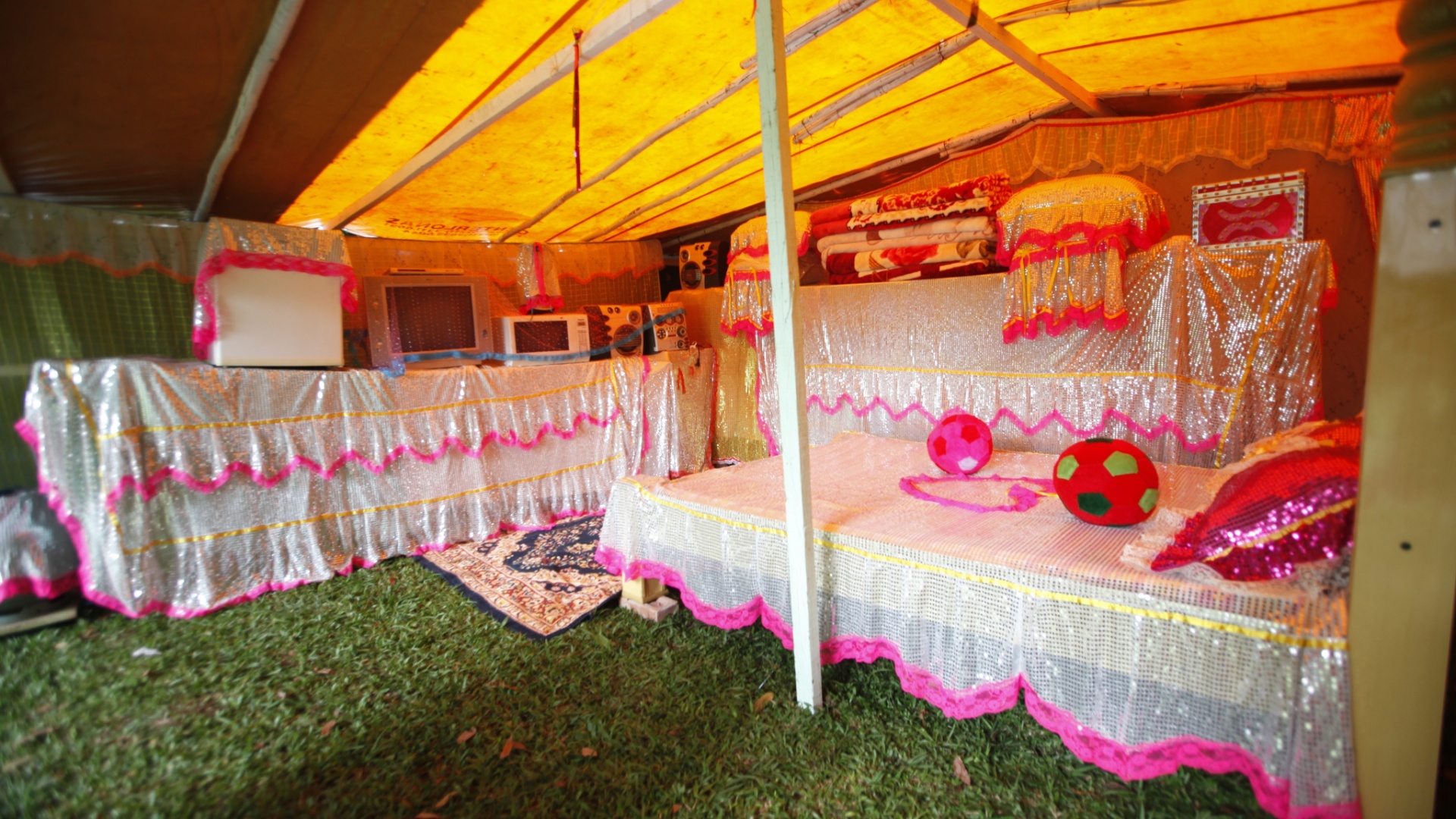 Exposição Barraca Cigana - MCB (2012) - Luciana Sampaio/ Divulgação