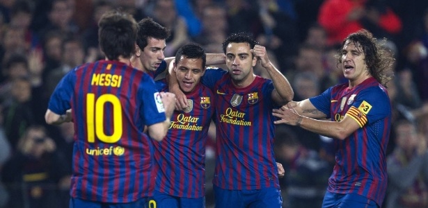 Jogadores do Barça comemoram o gol de Sánchez, que abriu o placar no Camp Nou - EFE/Alejandro García