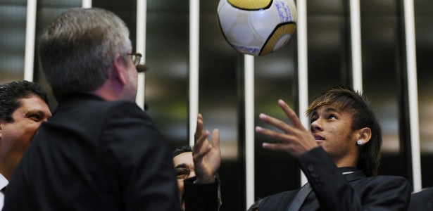 Neymar joga bola com o deputado Marco Maia (PT-RS) durante a sessão solene - Beto Oliveira/Agência Câmara