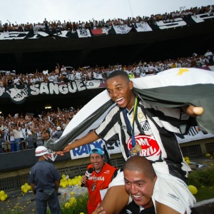 Robinho comemora o título brasileiro de 2002, conquistado pelo Santos - Antônio Gaudério/Folhapress