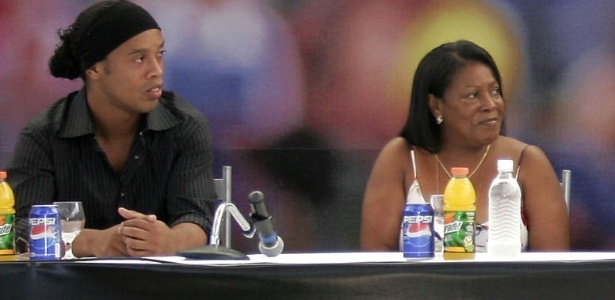 Dona Miguelina (d) ao lado de Ronaldinho durante o lançamento do Instituto do jogador - Luciano Lanes/ PMPA
