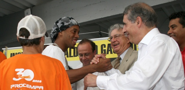 Ronaldinho Gaúcho com o então prefeito de P. Alegre, José Fogaça, em cerimônia no projeto social - Luciano Lanes/PMPA