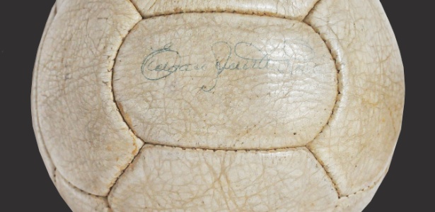 Bola de final da Copa de 1962 assinada por Pelé é atração em leilão em São Paulo - Divulgação