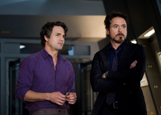 Bruce Banner (Mark Ruffalo) e Tony Stark (Robert Downey Jr. trabalham juntos em "Os Vingadores" - Divulgação