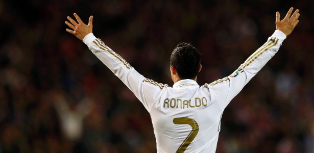 Cristiano Ronaldo comemora um de seus gols na goleada sobre o Atlético de Madri - REUTERS/Juan Medina