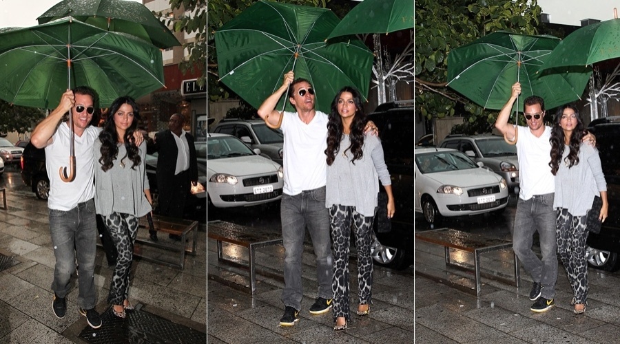 Debaixo de chuva,  Matthew McConaughey  e Camila Alves visitam loja em São Paulo (11/4/2012)