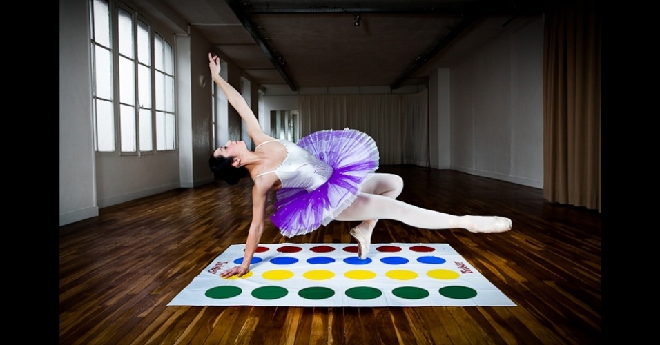 "Em vez de deixá-los na caixa, tentei imaginar como seria se eles estivessem em nosso mundo atual, adulto¿, explica Julien Mauve sobre brinquedos que inpiraram a série "Back to Childhood" - Julian Mauve