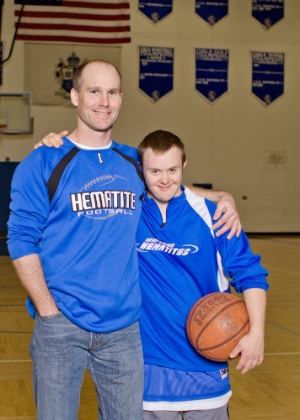 Eric Dompierre (dir.), que tem síndrome de Down, ao lado do seu pai, Dean, no ginásio da escola Ishpeming em Michigan (EUA) - Danielle S. Pemble / The New York Times