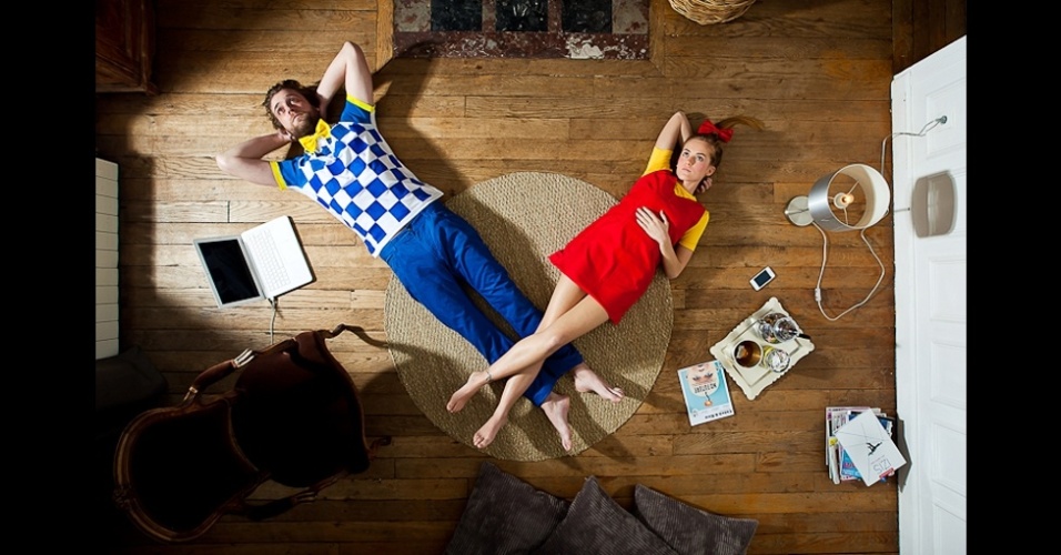 Foto do fotógrafo Francês Julian Mauve mostra adultos interagindo com objetos infantis. "Back to Childhood" foi inspirada em uma caixa de brinquedos achada em um sótão - Julian Mauve