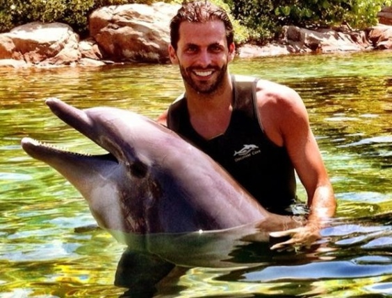 Henri Castelli nada com golfinho em Orlando, na Flórida (11/4/12)