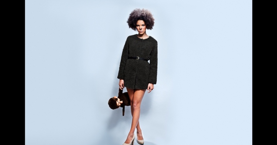 "Indo além do poder de causar saudade, os brinquedos oferecem aos que brincam com eles a maravilhosa capacidade de reinventar o mundo", afirma Julian Mauve sobre sua série de fotos em que adultos interagem com brinquedos   - Julian Mauve