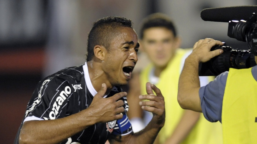 Jorge Henrique comemora ao marcar para o Corinthians contra o Nacional-PAR (11/04/12) - AFP PHOTO / Norberto Duarte