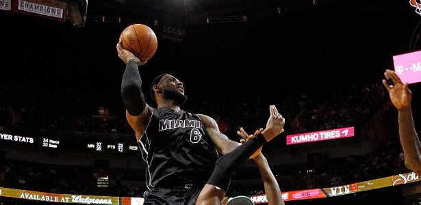 LeBron James, do Miami Heat, marcou 36 pontos na derrota para o Boston Celtics - Mike Ehrmann/Getty Images/AFP