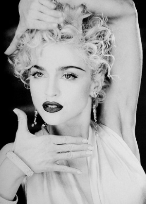 Madonna em cena do clipe "Vogue" (1990) - Reprodução