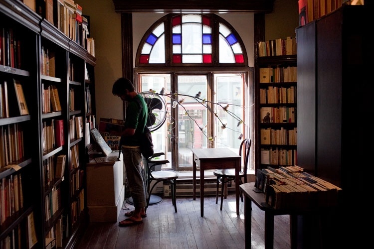 Manuseie os clássicos e futuros clássicos entre os livros usados na Librairie Saint-Jean-Baptiste, uma livraria, loja de café e bar de cerveja, em Quebéc, no Canadá