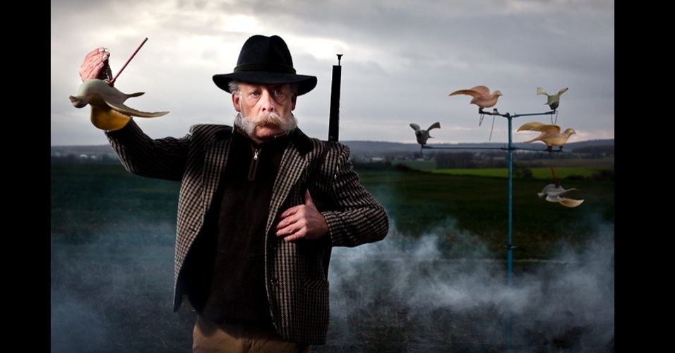 O fotógrafo Julian Mauve, criador da série de fotos "Back to Childhood" conta que encontrou uma caixa de briquedos no sótão do avô e resolveu inserí-los no mundo dos adultos - Julien Mauve