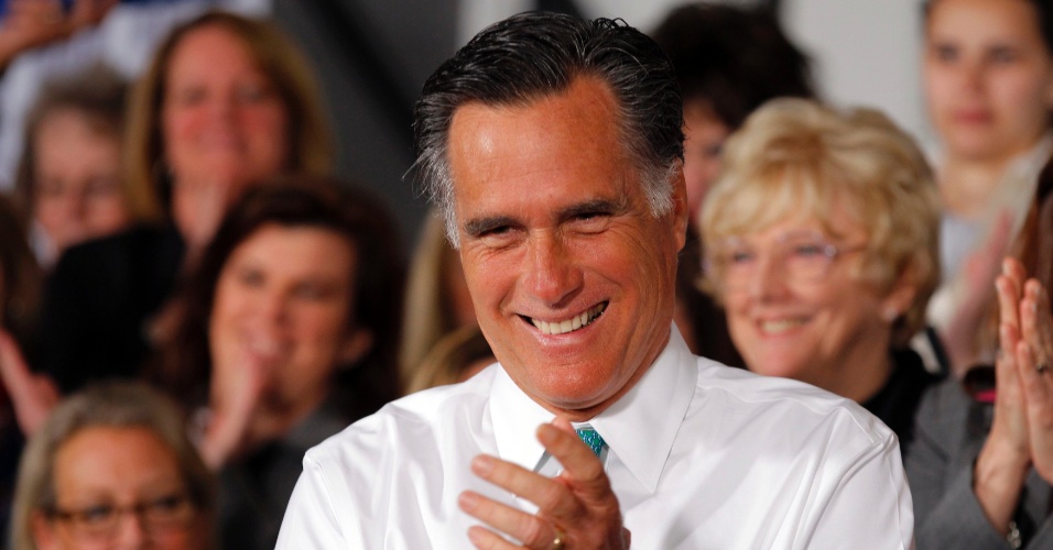 O pré-candidato republicano Mitt Romney sorri durante evento de campanha em Hartford, em Connecticut