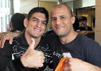 Em clima de amizade, Paulo Thiago e afegão posam abraçados antes de batalha no UFC