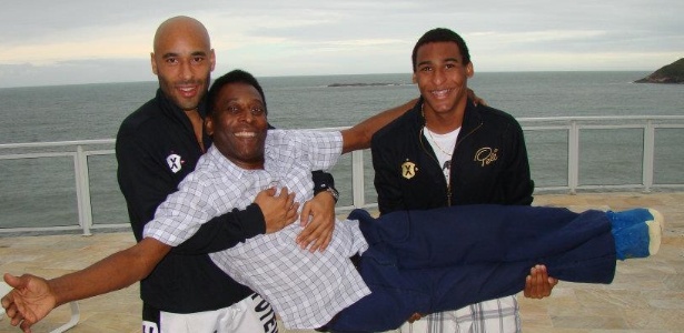 Pelé é carregado por seus filhos Edinho (esq.) e Joshua (dir.) - Reprodução/Facebook