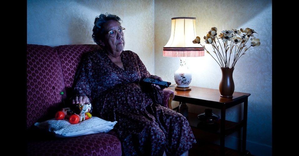 "Senti uma conexão imediata com cada um deles, que tocou uma memória querida¿, diz o fotógrado francês Julian Mauve, criador de um série de fotos que mostram adultos interagindo com brinquedos  - Julian Mauve