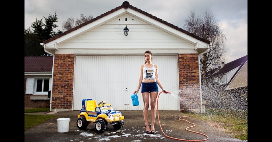 Série de fotos "Back to Childhood" do fotógrafo francês Julien Mauve  mostra  brinquedos em situações inusitadas, nas mãos de adultos - Julian Mauve