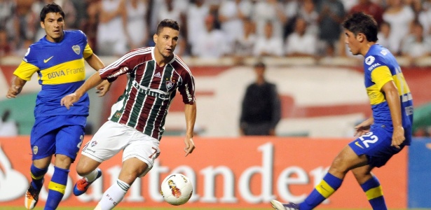 Thiago Neves tenta passar pela marcação no último jogo entre Flu e Boca no Engenhão - Dhavid Normando/Photocamera