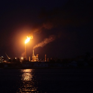 Fogo sai de chaminé da refinaria de petróleo Nico Perez, em Havana (Cuba) - Desmond Boylan/Reuters