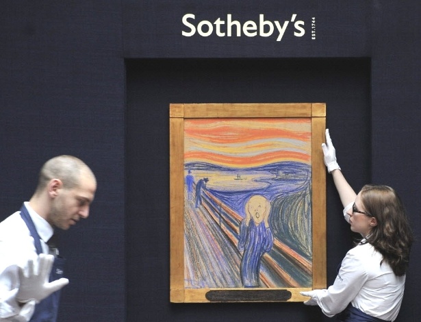 Funcionários da casa de leilão Sotheby"s, no Reino Unido, ajeitam o quadro "O Grito", de Edvard Munch, uma das 53 obras de arte que serão comercializadas a partir de maio em Nova York (EUA). Única versão de "O Grito" em propriedade particular, esta tela tem seu valor estimado em US$ 80 milhões  - Andy Rain/Efe