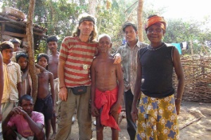 Imagem de arquivo pessoal mostra Paolo Bosusco (esquerda) ao lado de membros de tribo indiana