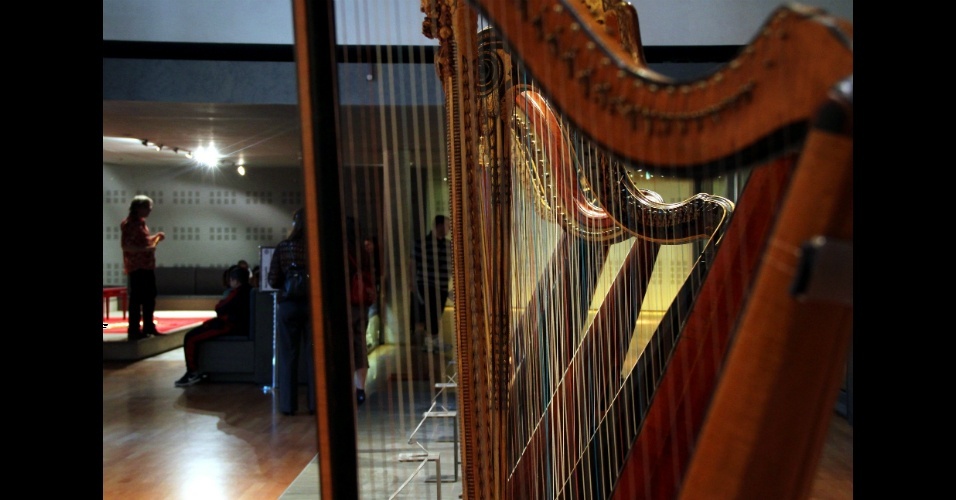 Harpas do início do século 18 (na foto) e apresentações de instrumentos musicais antigos são algumas das atrações do Museu da Música, em Paris
