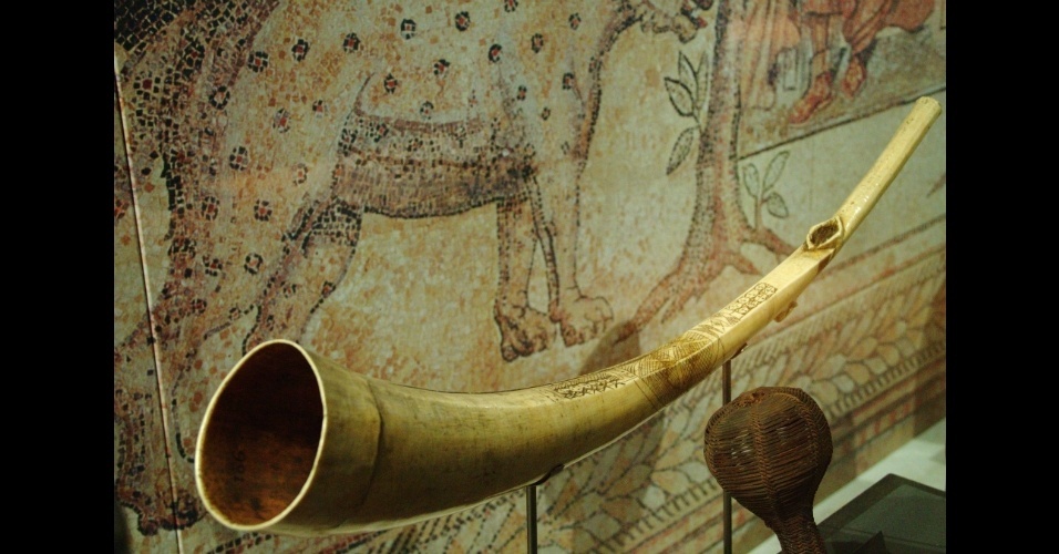 Instrumentos de sopro como este talhado em marfim de origem africana, conhecido como "trompe oliphant", são alguns dos objetos que podem ser encontrados no Museu da Música, espaço parisiense dedicado à história da música
