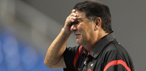 Técnico Joel Santana tem sofrido para achar a escalação ideal do time do Flamengo - REUTERS/ Sergio Moraes