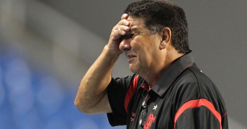 Joel Santana lamenta a eliminação do Flamengo na primeira fase da Libertadores (12/04/12)