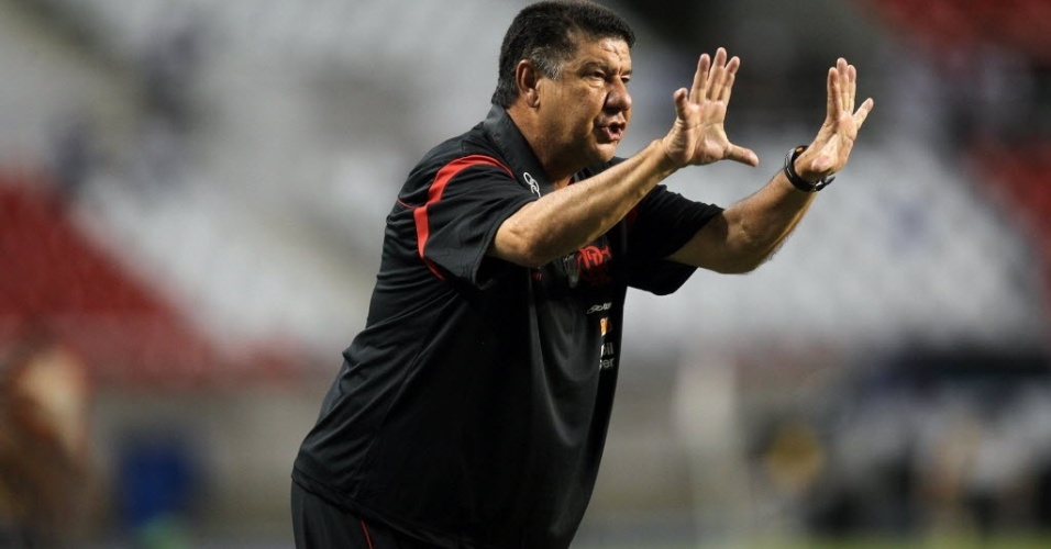 Joel Santana orienta os jogadores do Flamengo na partida contra o Lanús (12/04/12)