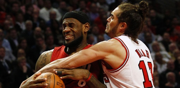 LeBron James é marcado por Joakim Noah no jogo entre Chicago Bulls e Miami Heat - REUTERS/Jim Young