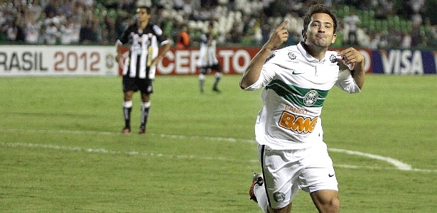 Meia Everton Ribeiro fez um golaço, no empate do Coritiba com o Operário - Divulgação/Coritiba 