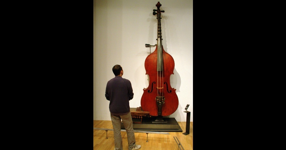 O acervo do Museu da Música de Paris abriga, aproximadamente, seis mil peças como este octo-baixo, um baixo com quatro metros de altura criado por Vuillaume, em 1849