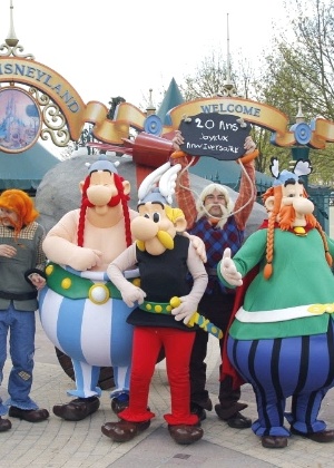 Personagens da revista em quadrinhos Asterix posam para fotos na entrada do parque de diversões Euro Disney, em Paris - Pierre Verdy/AFP