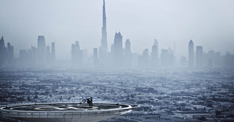 Piloto de motovelocidade faz manobra com sua moto no heliponto do Burj al Arab, em Dubai