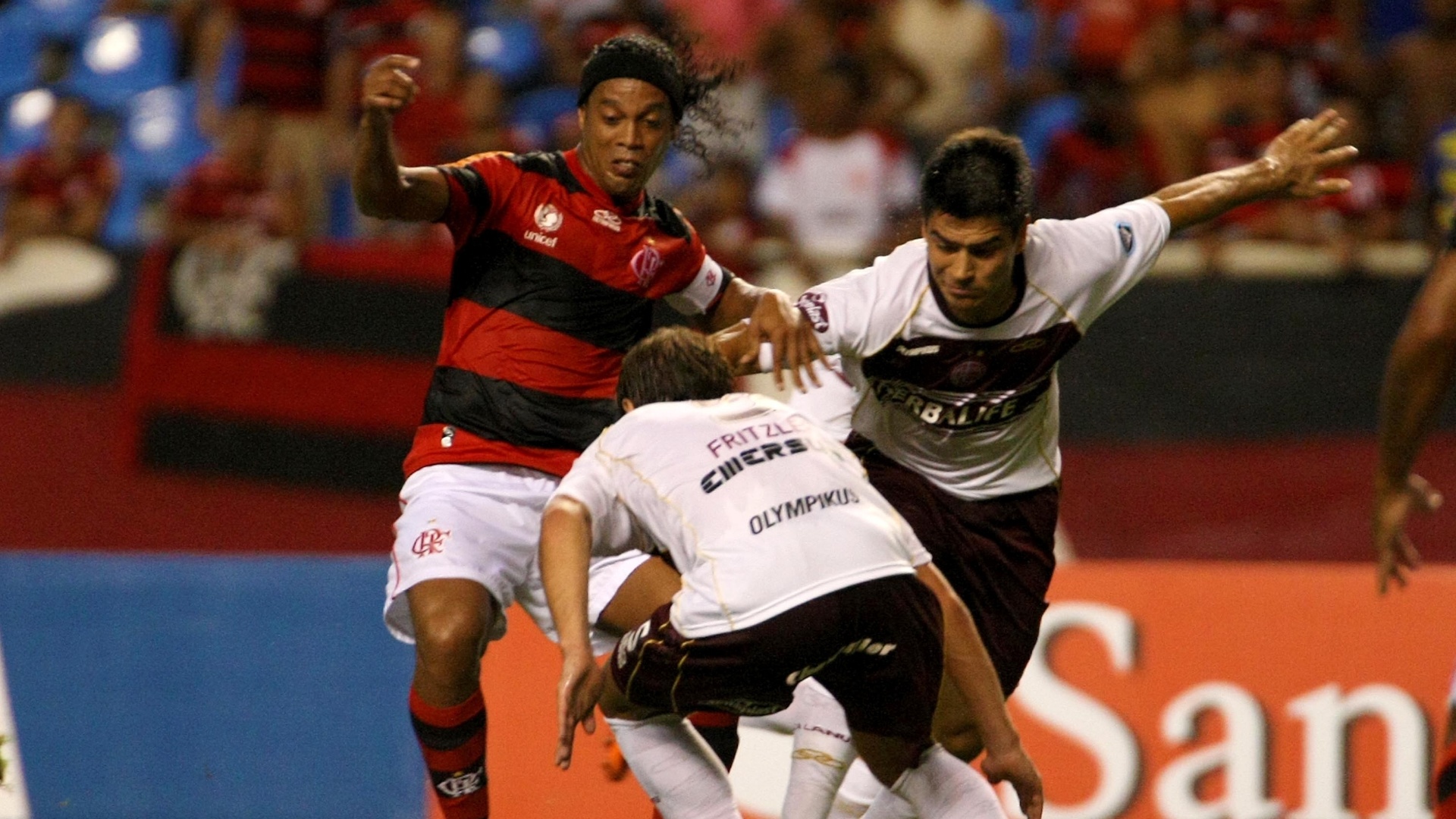 Ronaldinho Gaúcho tenta passar pela marcação no jogo entre Flamengo e Lanús (12/04/12)