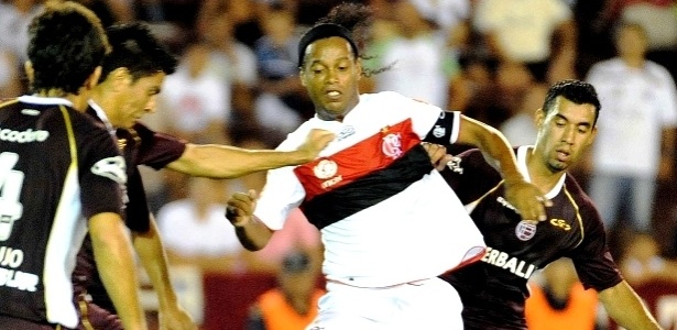 Ronaldinho tenta passar pela defesa do Lanús na partida realizada na Argentina - Alexandre Vidal/ Fla Imagem