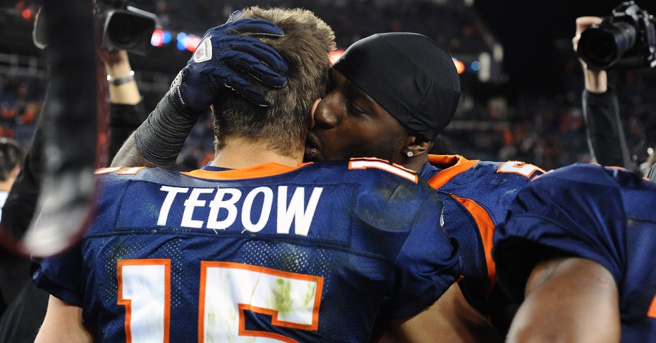 Tim Tebow recebe o carinho do colega de equipe Mario Haggan após vitória do Denver Broncos