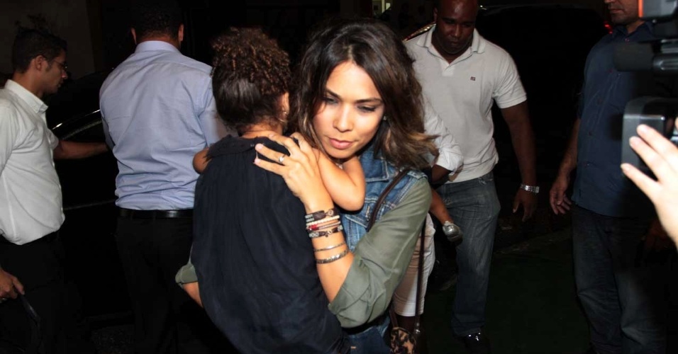 Bia Anthony, esposa de Ronaldo, chega à festa do enteado com a filha no colo (13/4/2012)