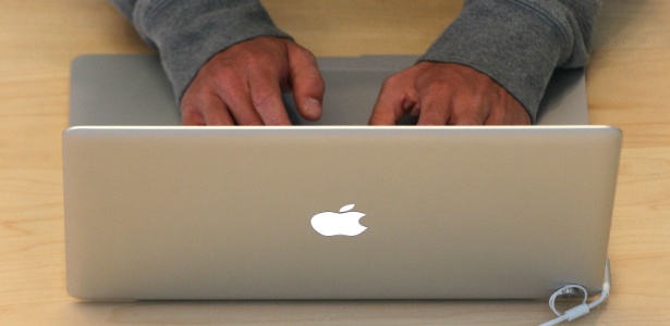 Consumidor utiliza notebook Macbook em loja da Apple de São Francisco (Califórnia) - Justin Sullivan/Getty Images/AFP