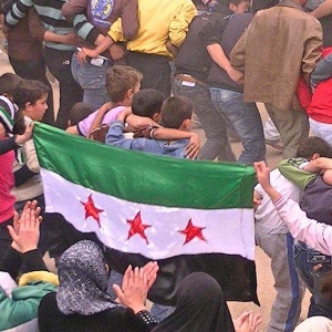 Crianças participam de protesto contra o governo na cidade de Daraa, na Síria
