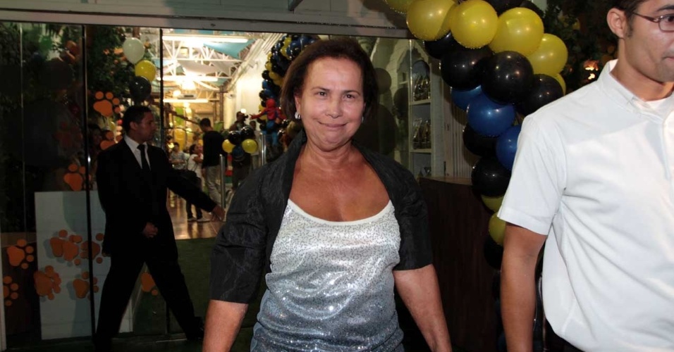 Dona Sonia, mãe de Ronaldo, chega à festa do neto (13/4/2012)