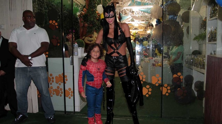 Fantasiado de Homem-Aranha, Alex, filho do jogador Ronaldo, comemora sete anos em festa realizada em São Paulo (13/4/2012) - AgNews - AgNews