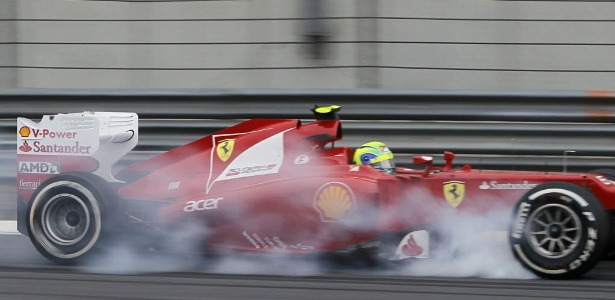 Felipe Massa frita pneus durante treinos livres para o GP da China; brasileiro ficou em 17º - Aly Song/Reuters