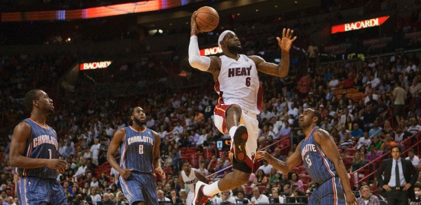 LeBron James comandou a vitória do Miami Heat sobre o lanterna Charlotte Bobcats - REUTERS/Andrew Innerarity